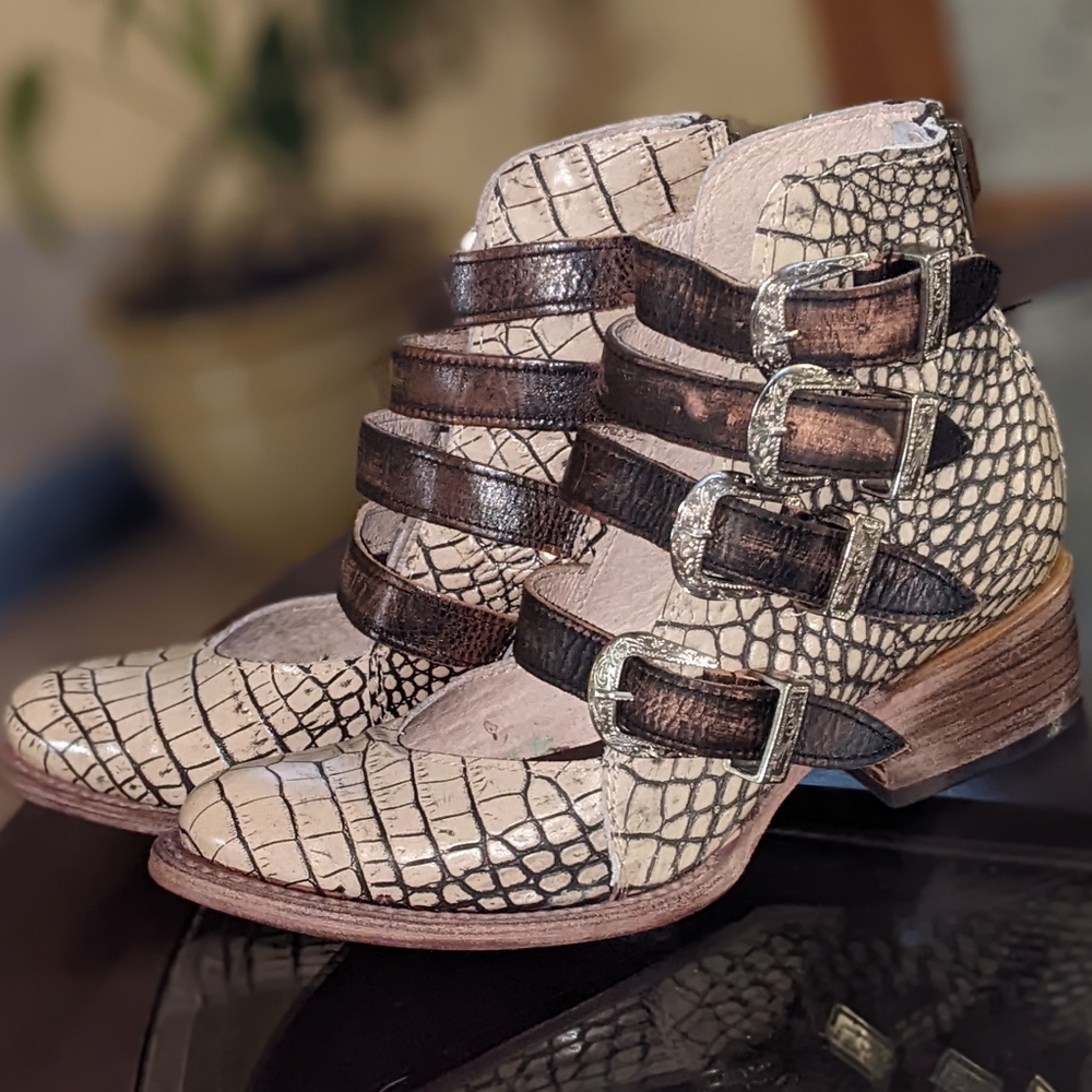 Freebird Scarlett Beige Croco size 8